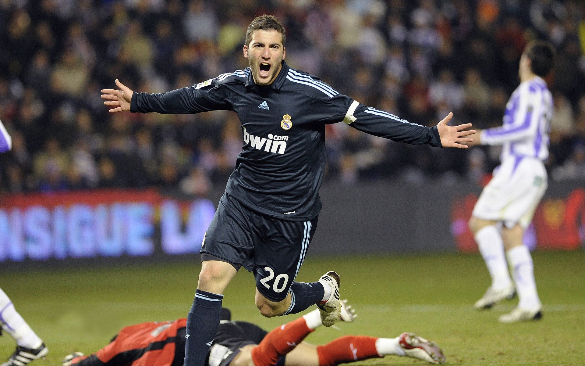 “冰封战场：北极雪道上的速度传奇”，北极冰峰