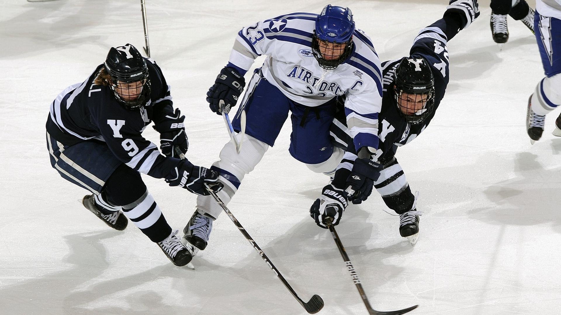 某队在大赛中披荆斩棘，最终夺得荣耀，某队比赛结束后,队员两两拥抱庆祝胜利,共拥抱55次