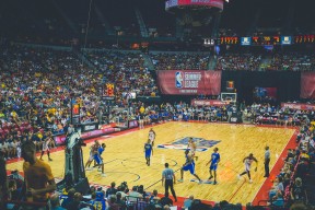 开云官网APP下载-_极光徒步探险：在北极光下奔跑_，到北极看极光旅游团