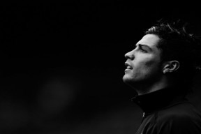 比赛中发生激烈冲突，主教练被罚出场，球员与教练冲突