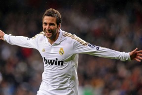 女足比赛中，中国队员郑某实力出众，中国女足被球迷亲切的称为